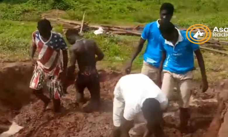Oti Region: St Paul’s Roman Catholic JHS pupils build their own classroom