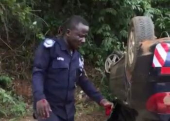 Police Service applauds two officers for the arrest of a colleague in drug possession