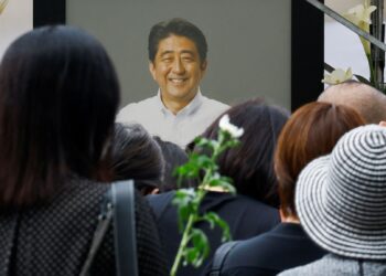 Japanese mourners pay last respects to Shinzo Abe at funeral