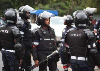 Police pursue armed robbers who attacked two persons in Brofoyedu