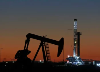 Oil slips on rate hike worries, Russian export flows