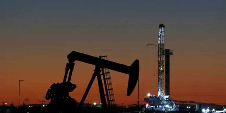 Oil slips on rate hike worries, Russian export flows