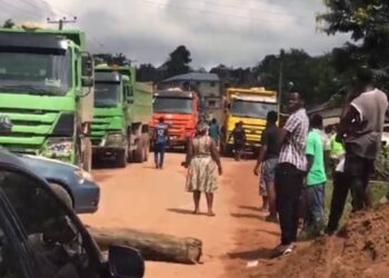Amasaman: Residents of Samsam block road to protest poor road conditions