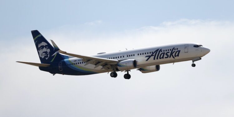 Off-duty pilot accused of trying to crash Alaska Airlines flight